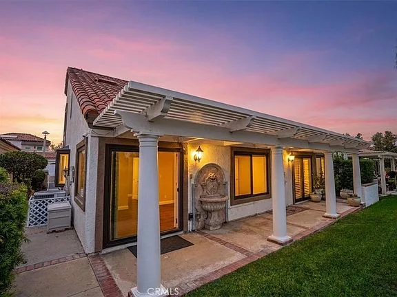 Covered patio and garden at 28391 Borgona