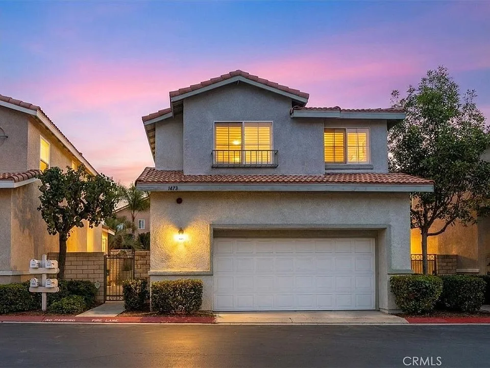 Front exterior of 1473 Holcomb Pl at dusk
